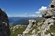 39 Dai roccioni finestra aperta verso la Valsassina  e il Legnone lievemente imbiancato